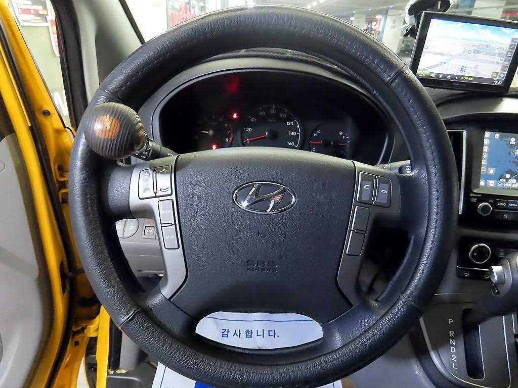 HYUNDAI Starex - Vista 8