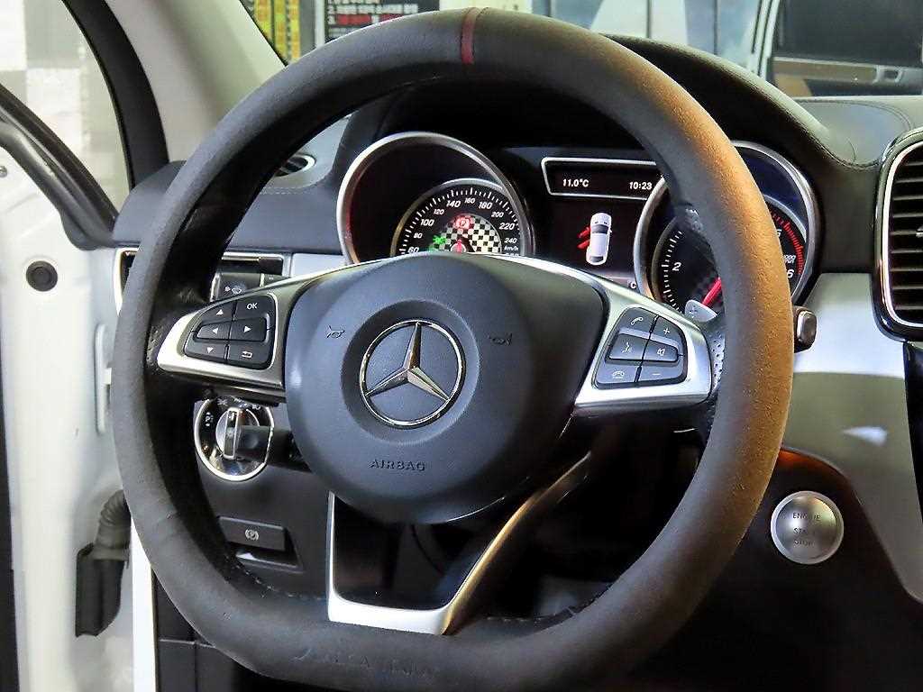 Mercedes Benz GLE Class - Vista 8