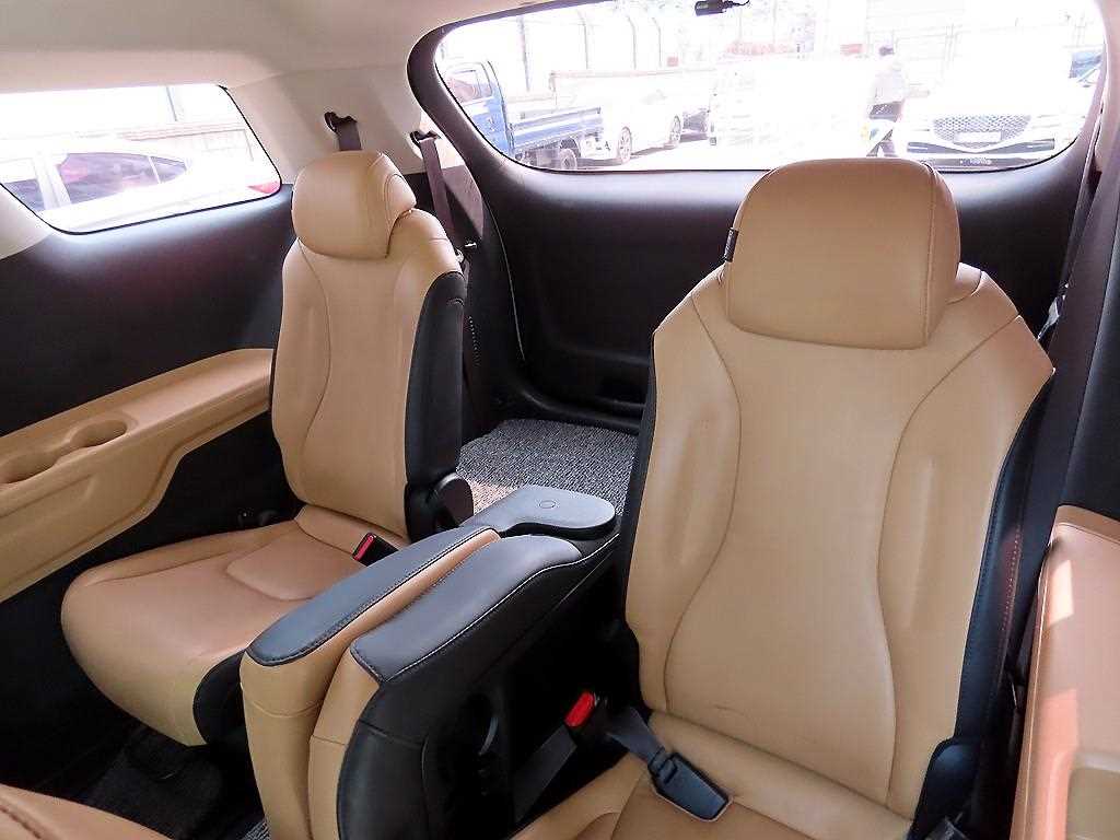 KIA Carnival - Vista 7