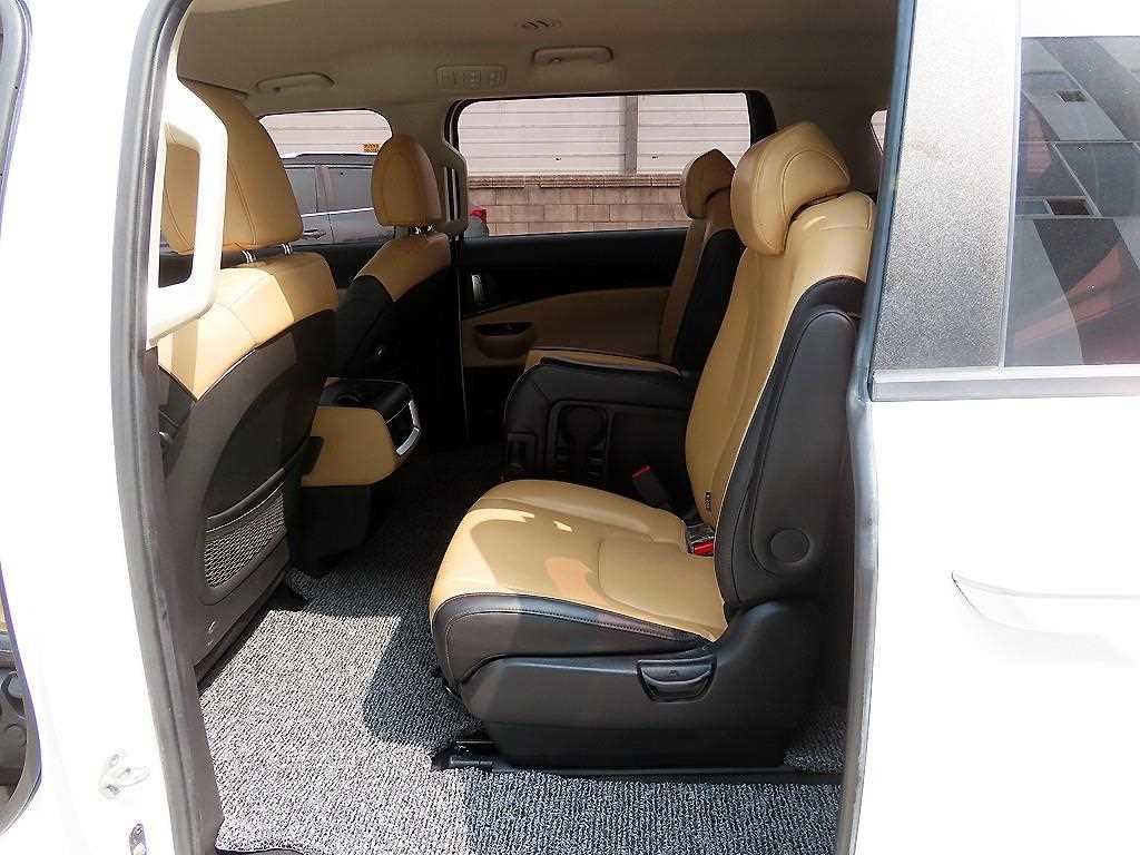 KIA Carnival - Vista 6