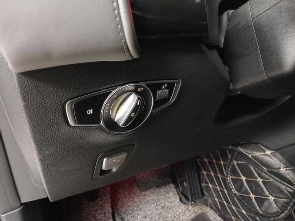 Mercedes Benz EQC - Vista 12