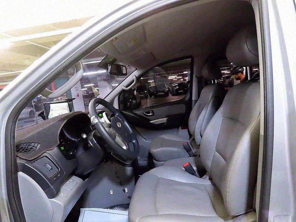 HYUNDAI Starex - Vista 6