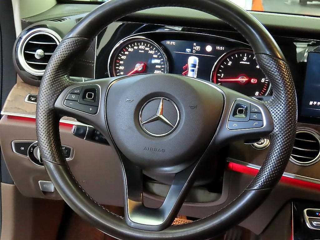 Mercedes Benz E class - Vista 8