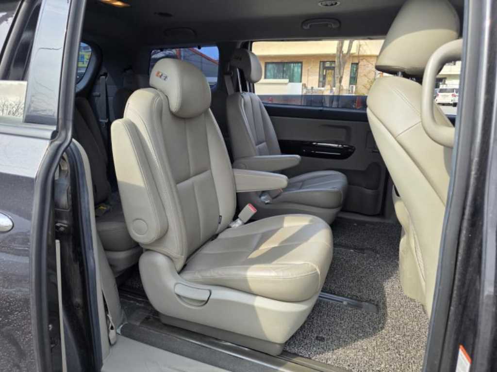 KIA Carnival - Vista 9