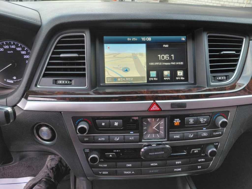 HYUNDAI Genesis - Vista 10