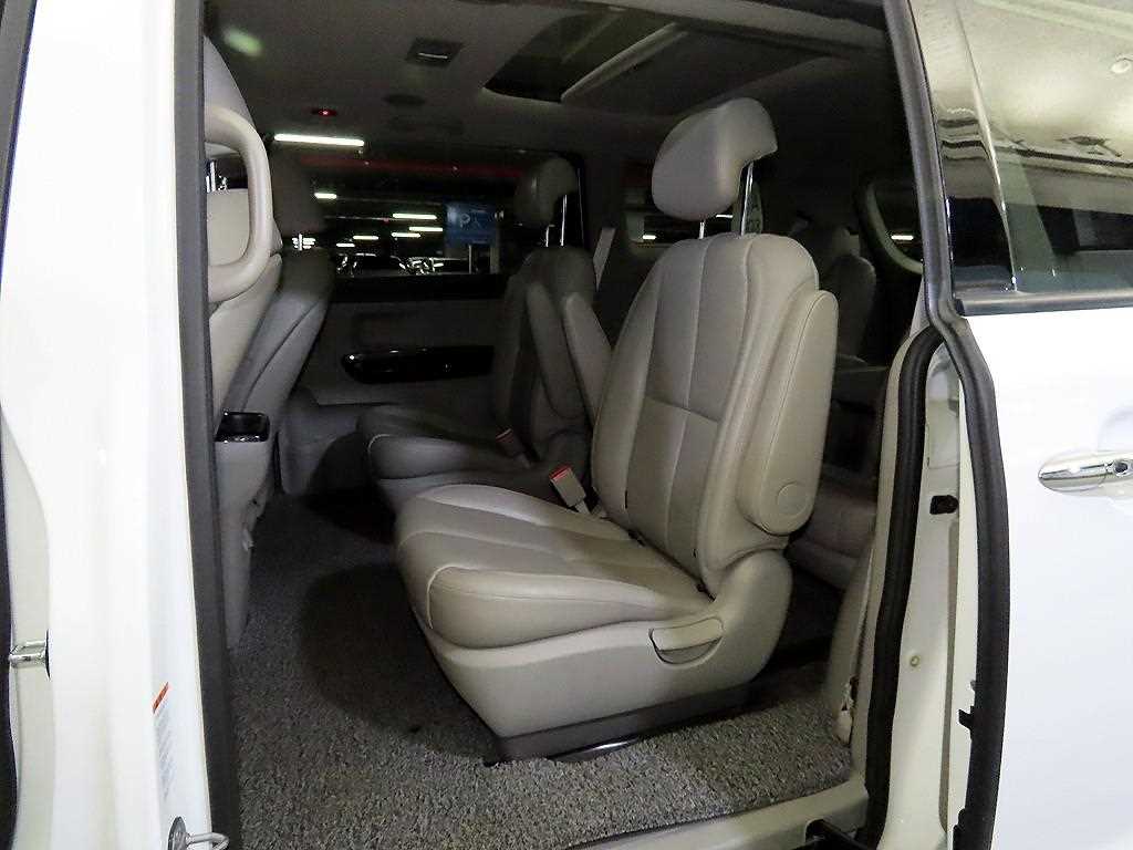 KIA Carnival - Vista 7