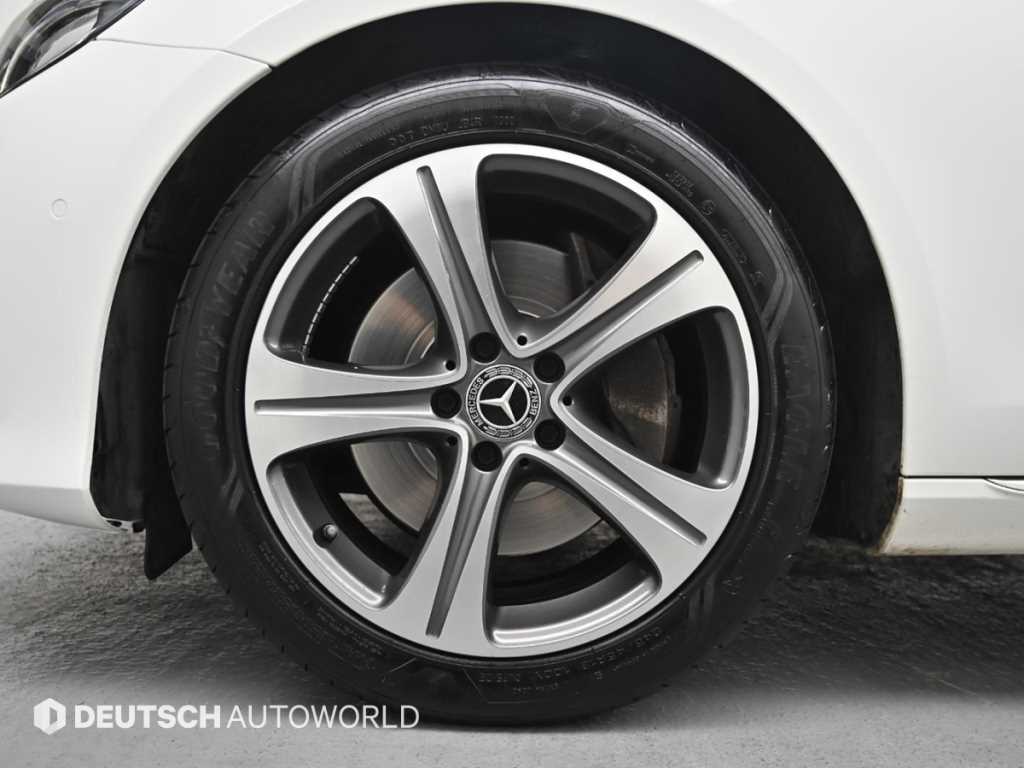 Mercedes Benz E class - Vista 5