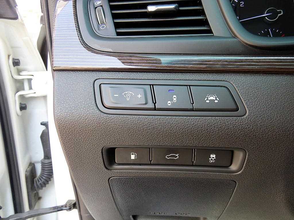 HYUNDAI Sonata - Vista 12