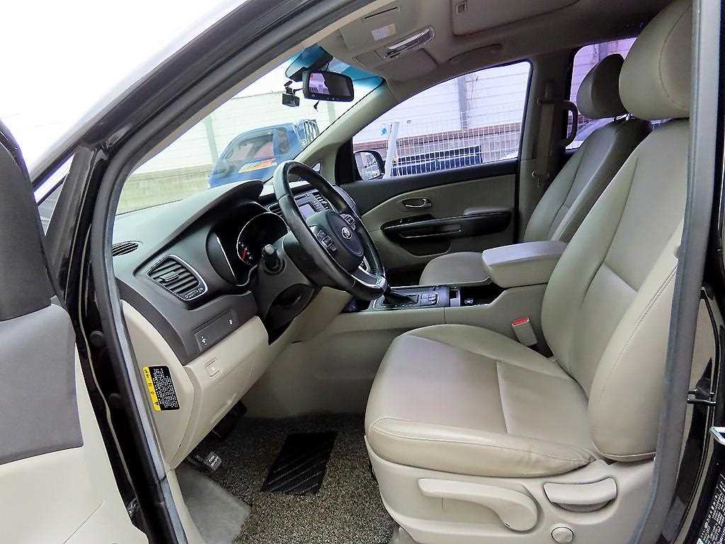 KIA Carnival - Vista 5