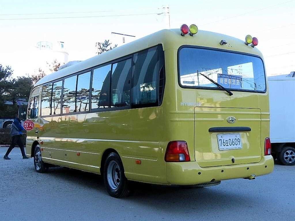 medium and large bus Hyundai bus - Vista 3