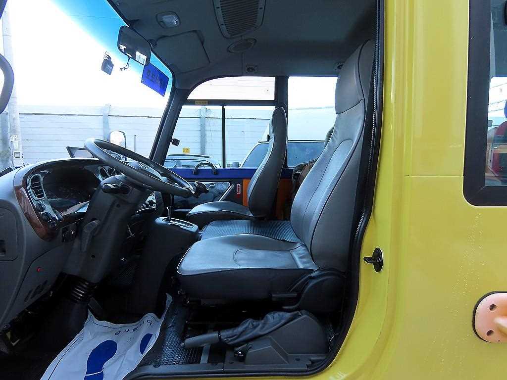 medium and large bus Hyundai bus - Vista 5