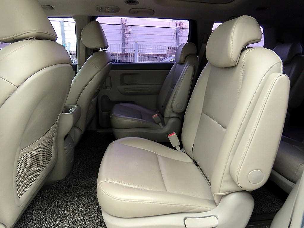 KIA Carnival - Vista 6
