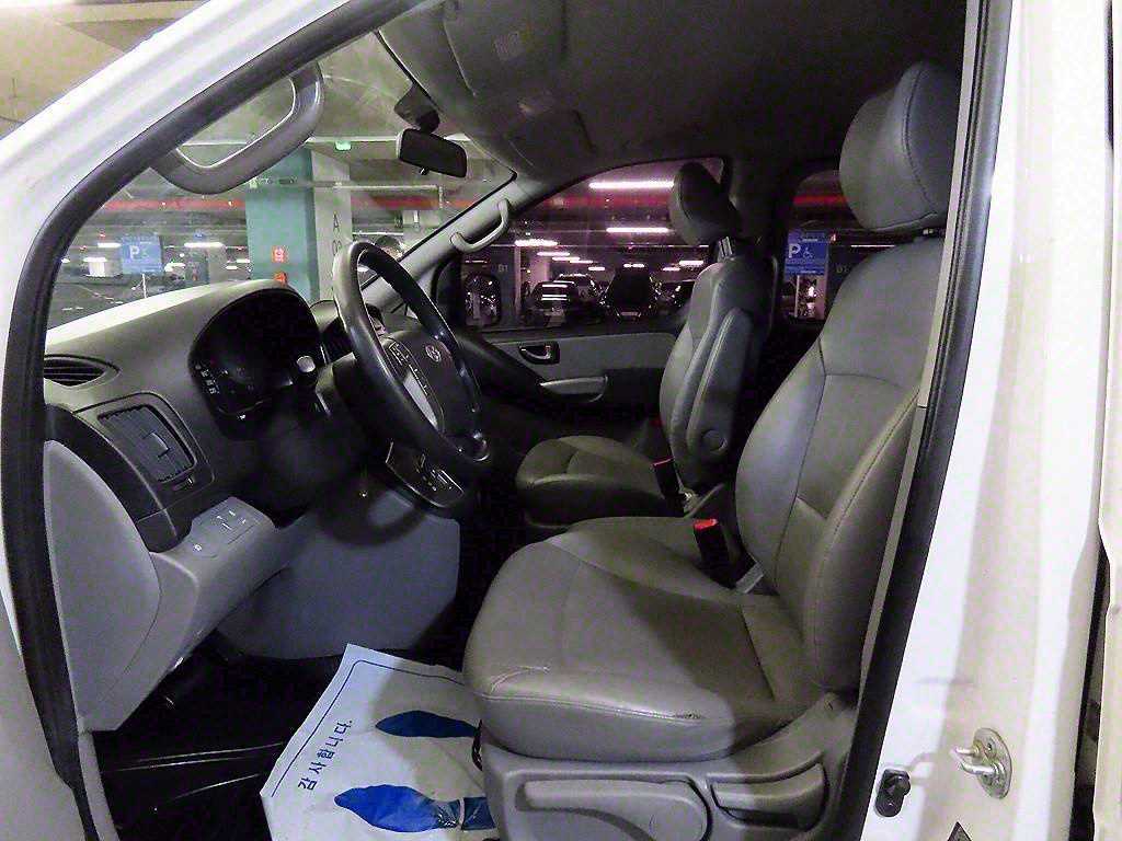 HYUNDAI Starex - Vista 6