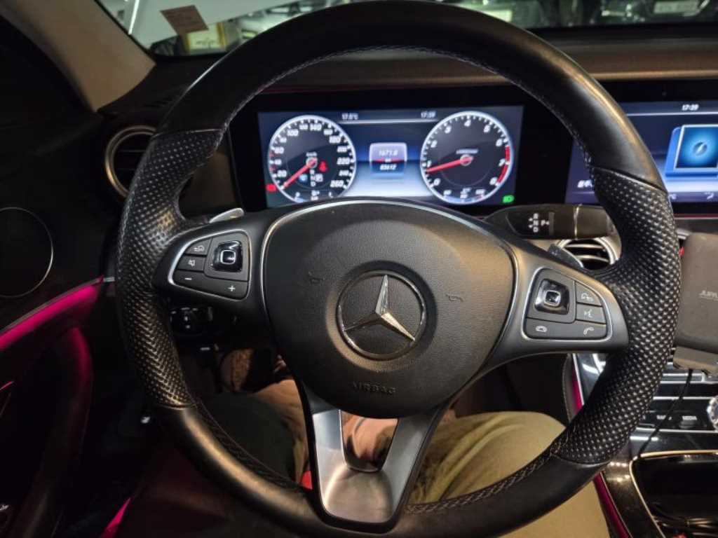 Mercedes Benz E class - Vista 4