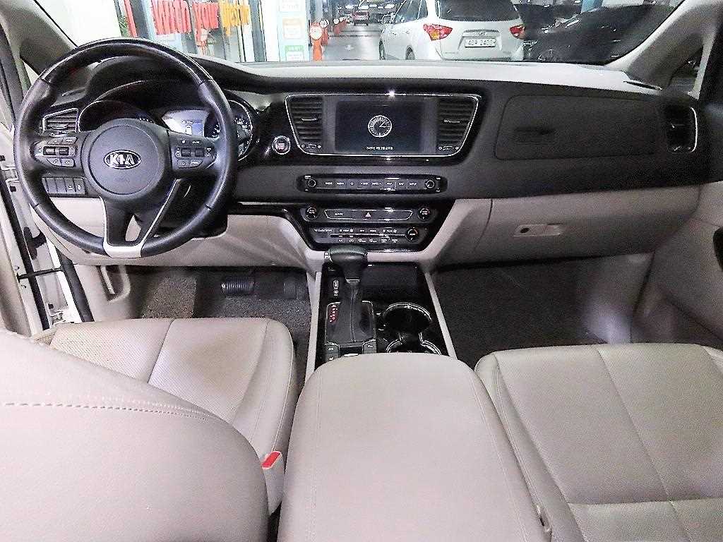 KIA Carnival - Vista 10