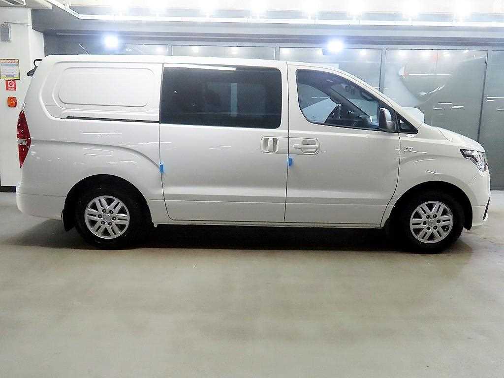 HYUNDAI Starex - Vista 3