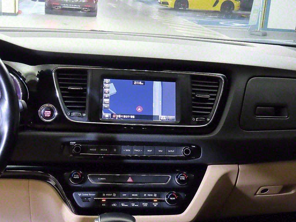 KIA Carnival - Vista 11