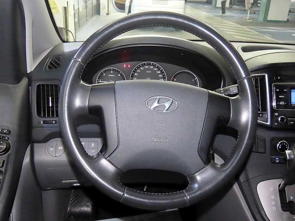 HYUNDAI Starex - Vista 8