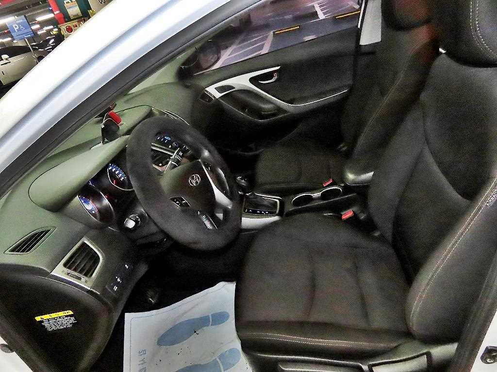 HYUNDAI Avante - Vista 6