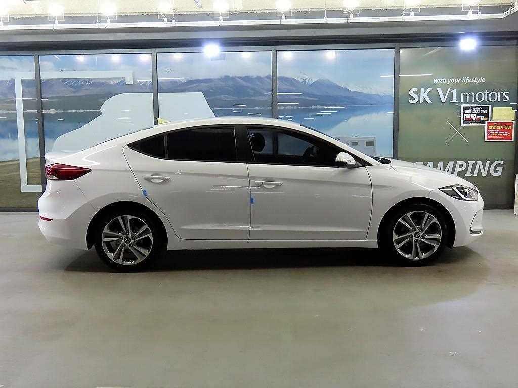 HYUNDAI Avante - Vista 3