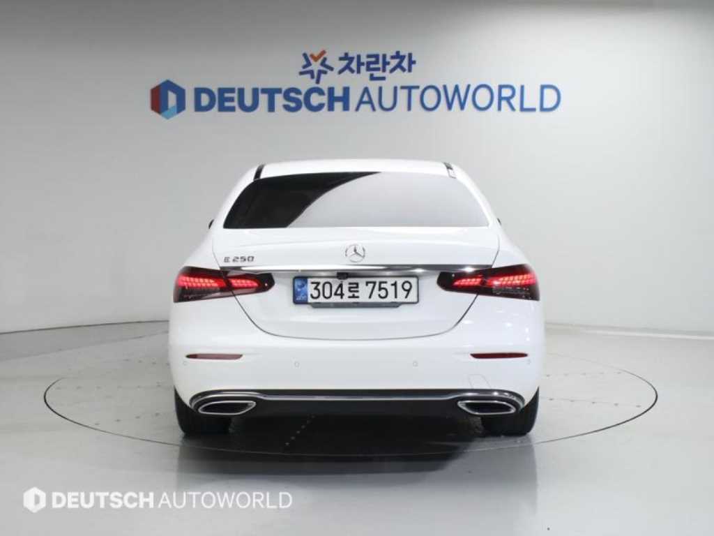 Mercedes Benz E class - Vista 4