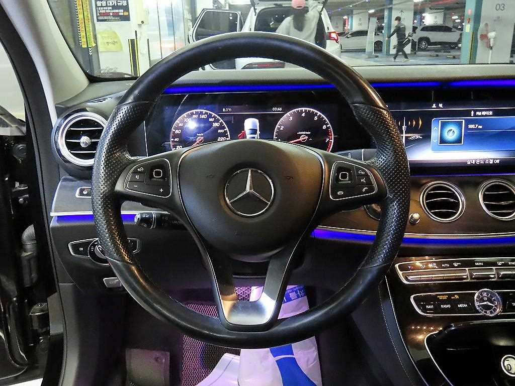 Mercedes Benz E class - Vista 8