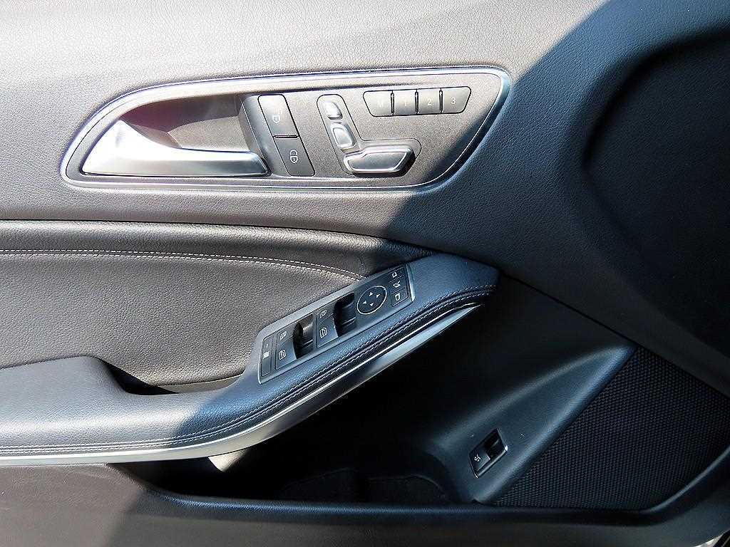 Mercedes Benz GLA Class - Vista 11