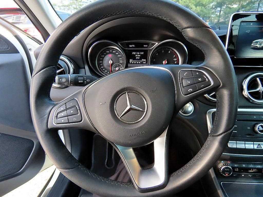 Mercedes Benz GLA Class - Vista 8