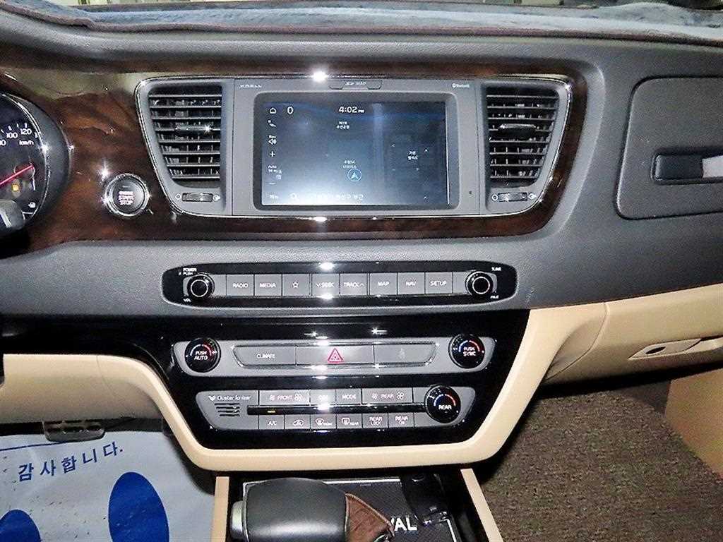 KIA Carnival - Vista 11