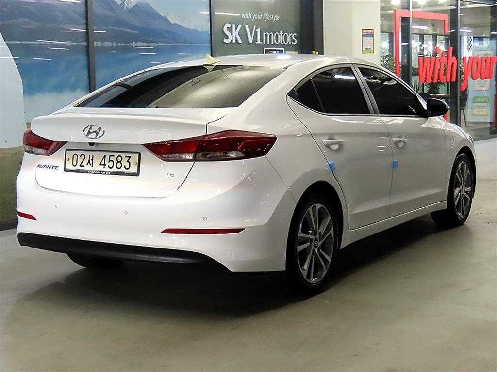 HYUNDAI Avante - Vista 4