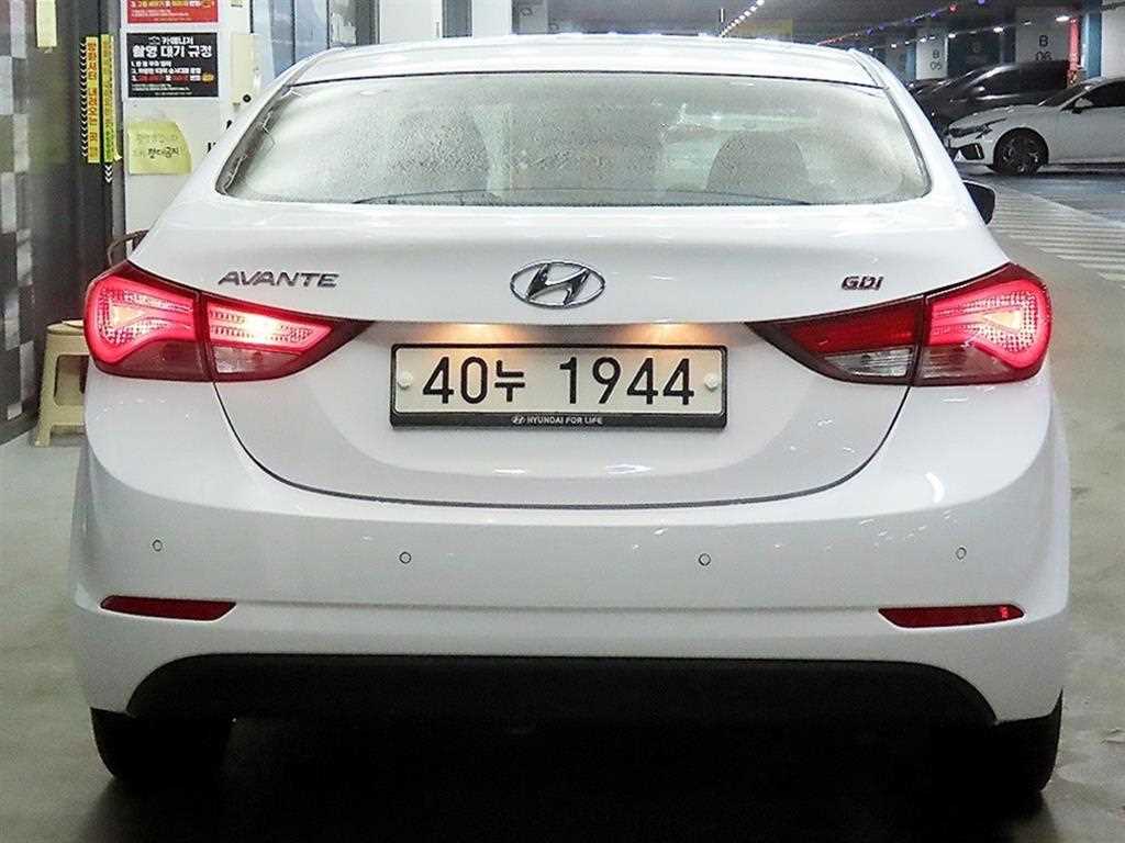 HYUNDAI Avante - Vista 5
