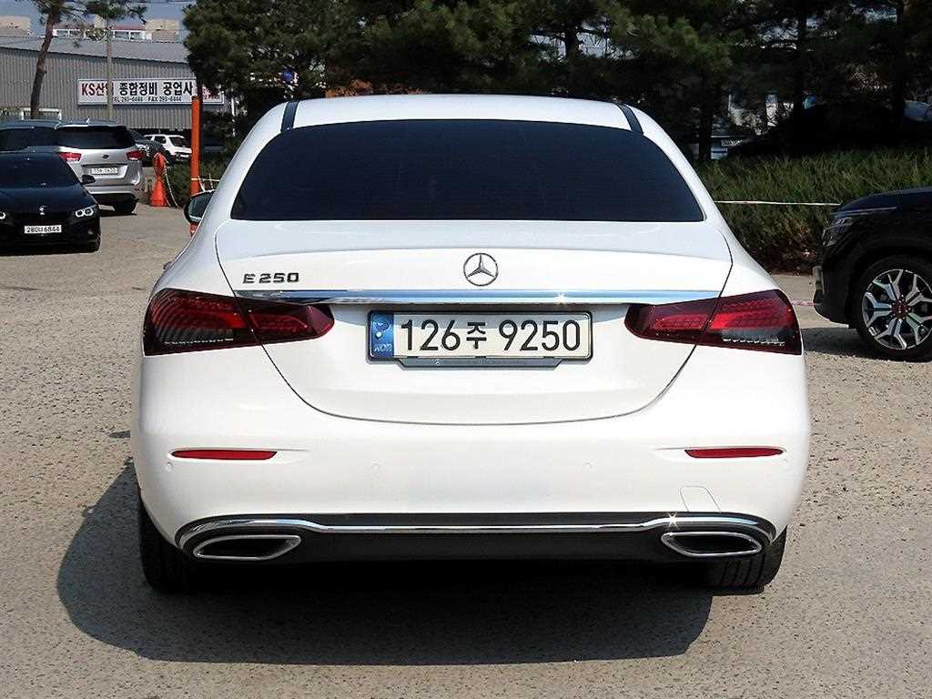 Mercedes Benz E class - Vista 4