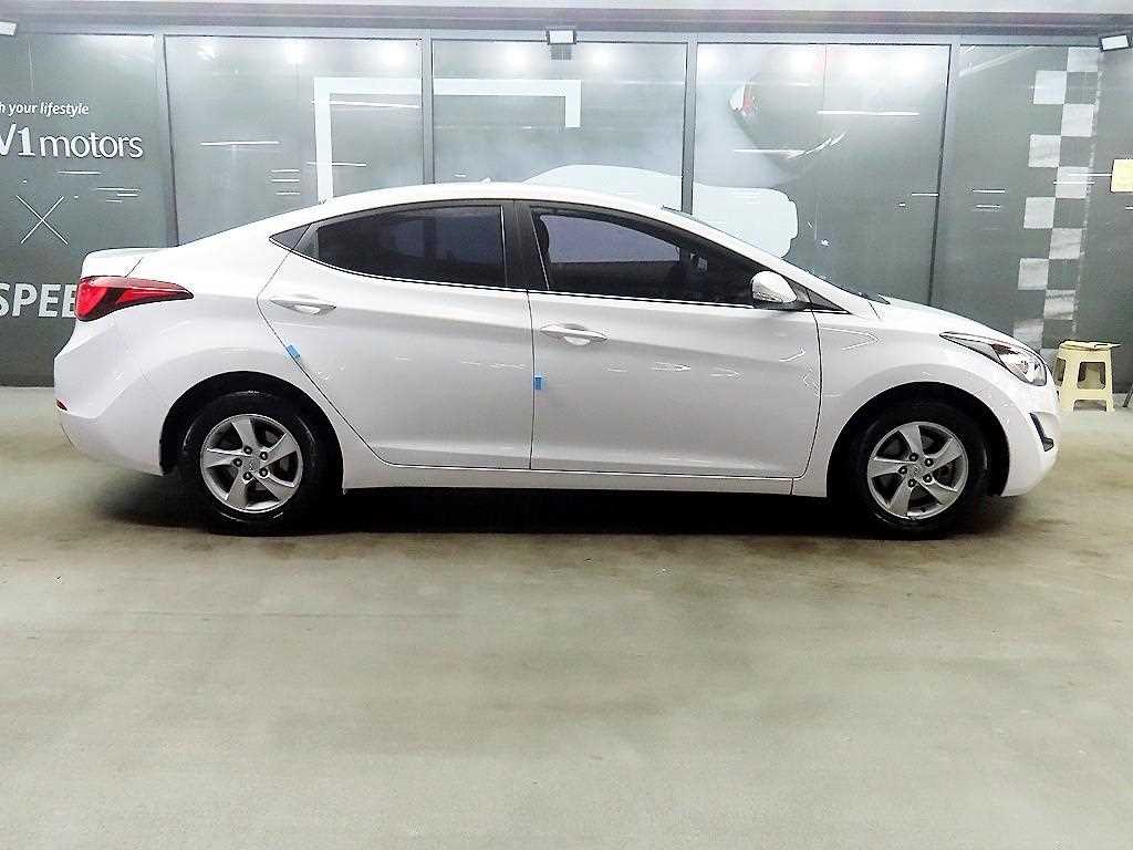 HYUNDAI Avante - Vista 3
