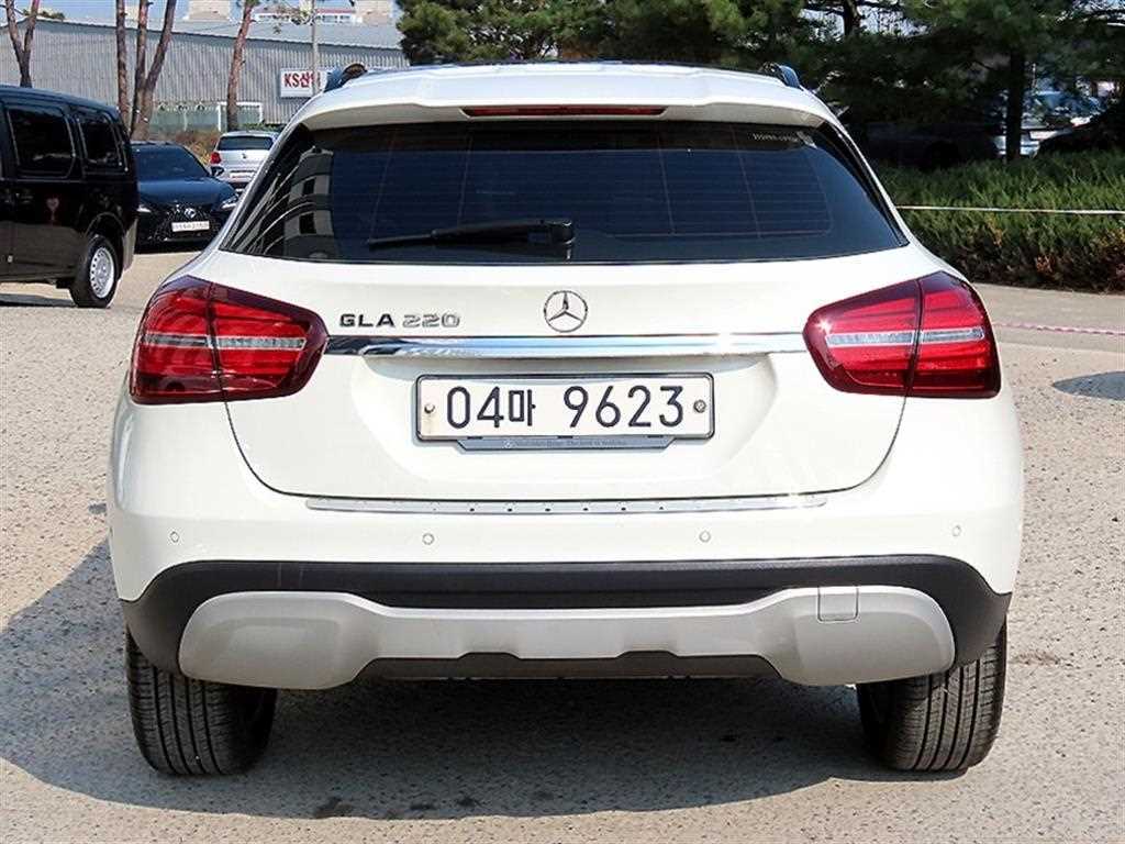 Mercedes Benz GLA Class - Vista 4