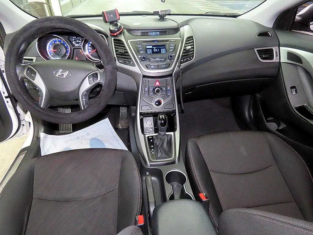 HYUNDAI Avante - Vista 10