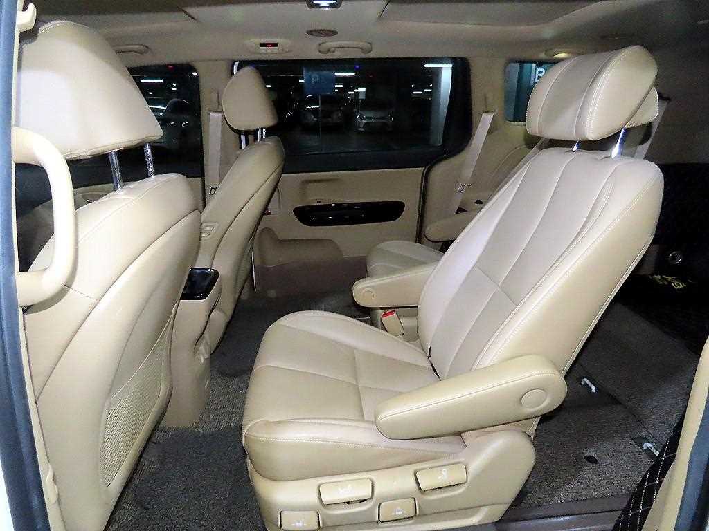 KIA Carnival - Vista 7