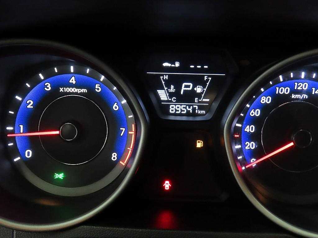 HYUNDAI Avante - Vista 9