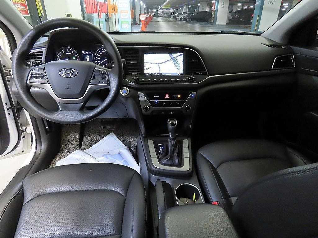 HYUNDAI Avante - Vista 10