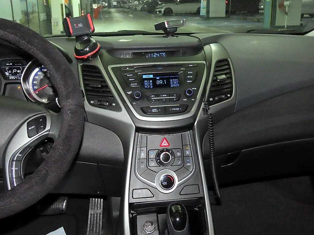 HYUNDAI Avante - Vista 11