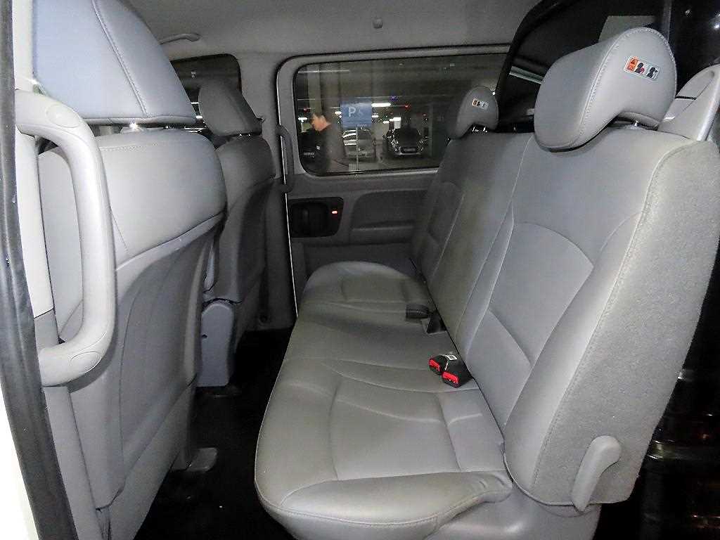 HYUNDAI Starex - Vista 7