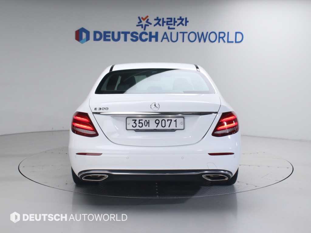 Mercedes Benz E class - Vista 4