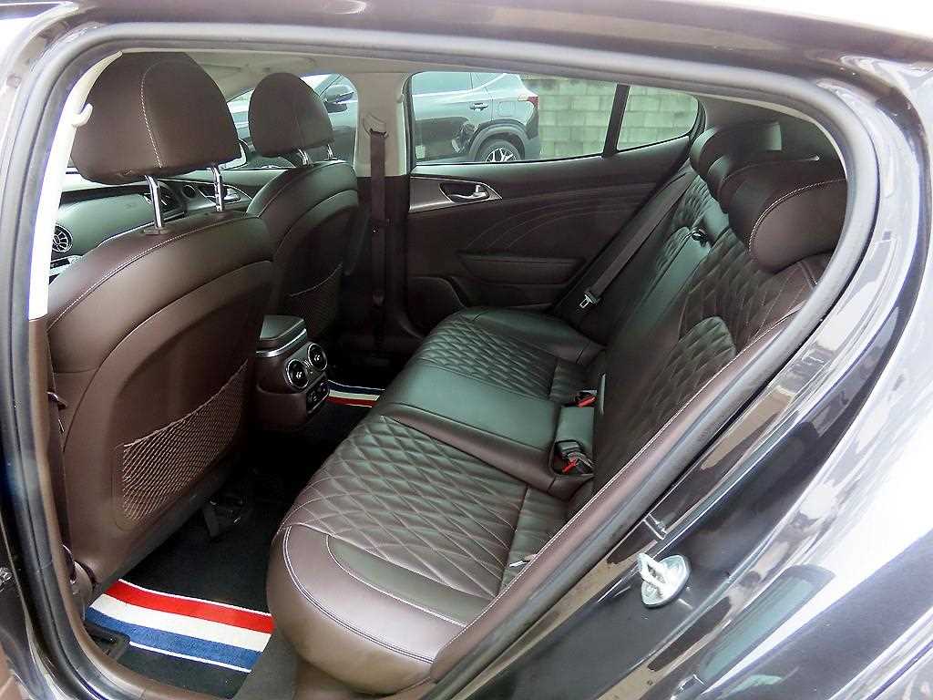 KIA Stinger - Vista 6