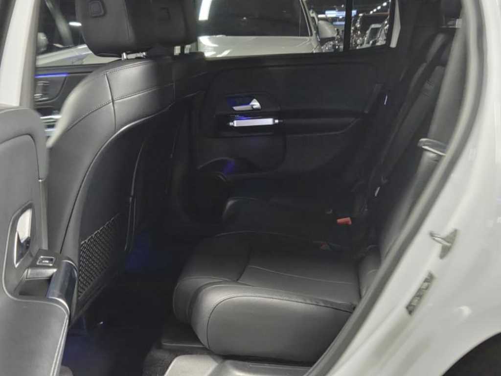 Mercedes Benz GLB Class - Vista 6