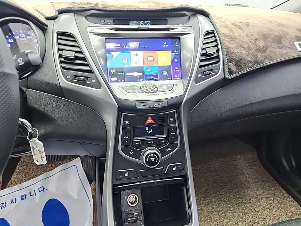 HYUNDAI Avante - Vista 10