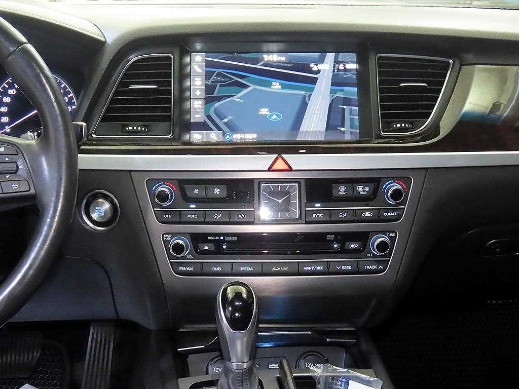 HYUNDAI Genesis - Vista 11