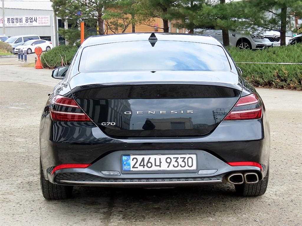 Genesis G70 - Vista 4