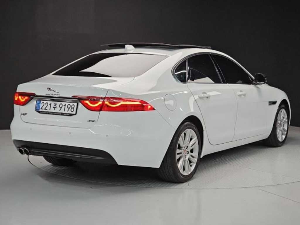 Jaguar XF - Vista 4