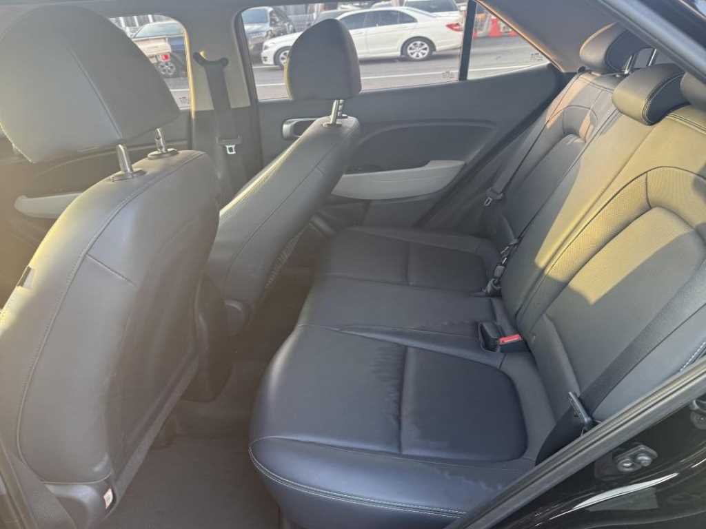 HYUNDAI Venue - Vista 6