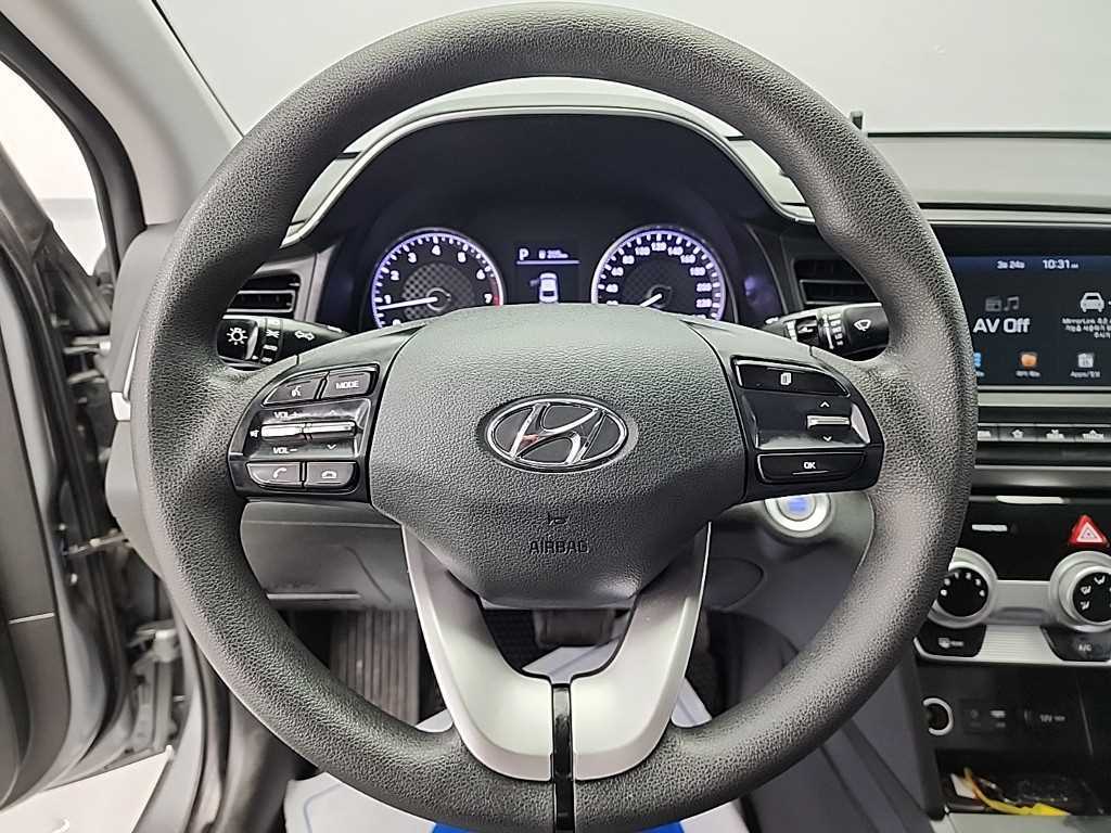 HYUNDAI Avante - Vista 9