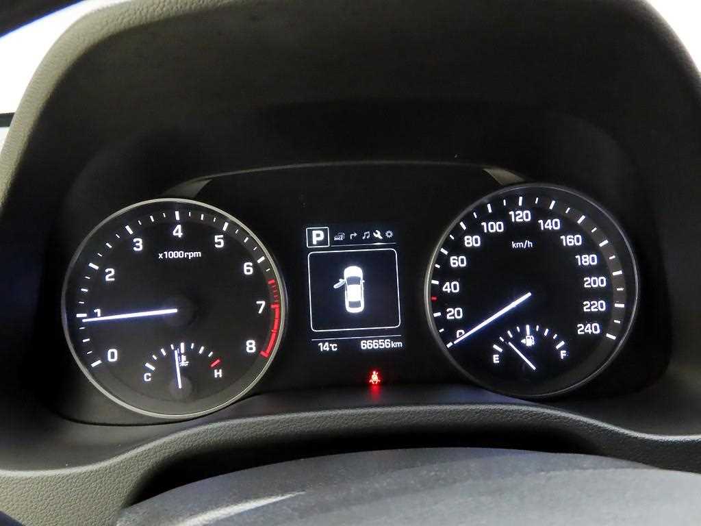 HYUNDAI Avante - Vista 5